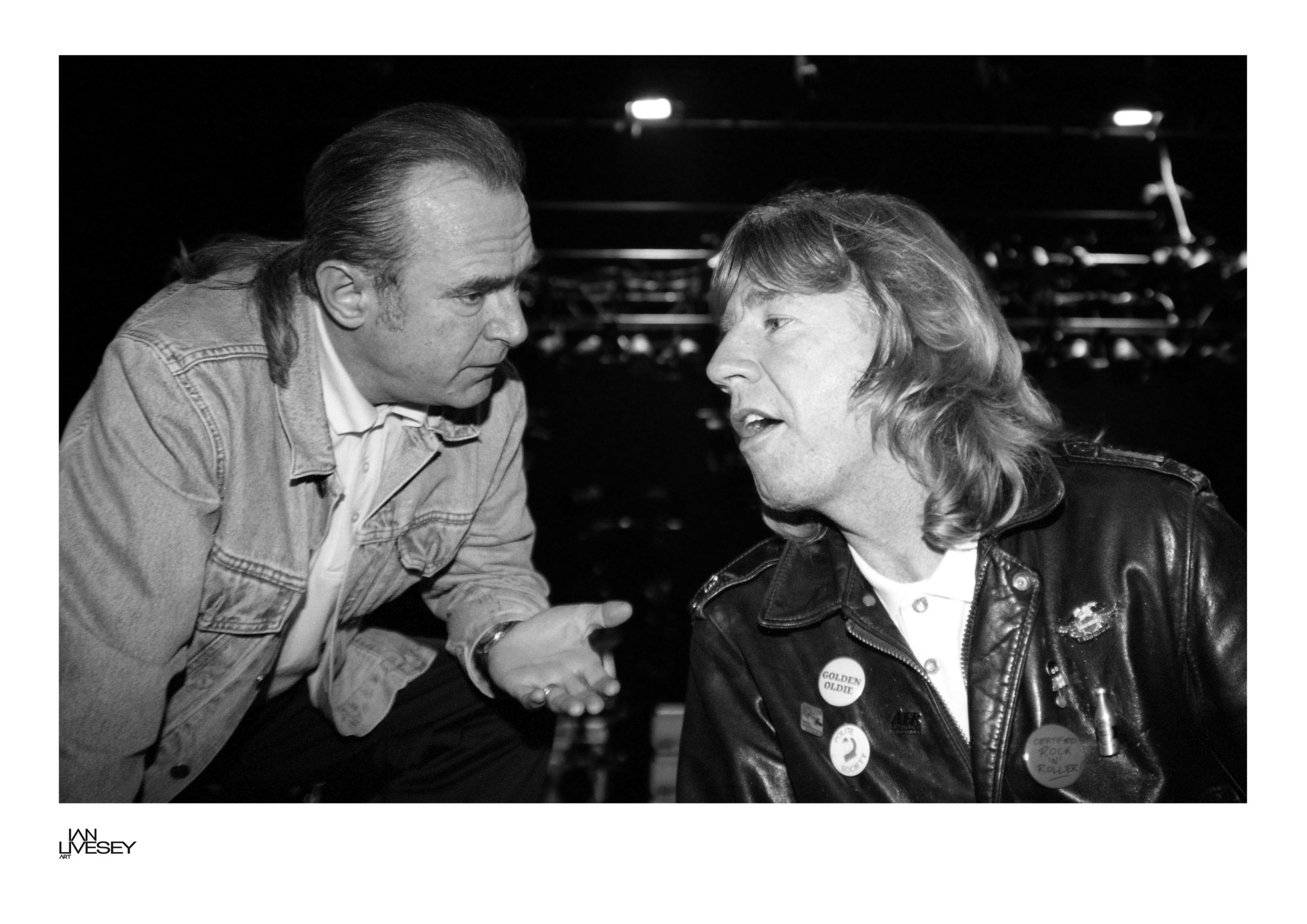 Francis Rossi and Rick Parfitt talking on stage, Status Quo #012