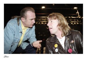 Francis Rossi and Rick Parfitt talking on stage, Status Quo #013