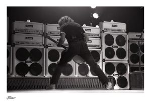 Rick Parfitt on stage in-front of speakers "The Drone", Status Quo #014